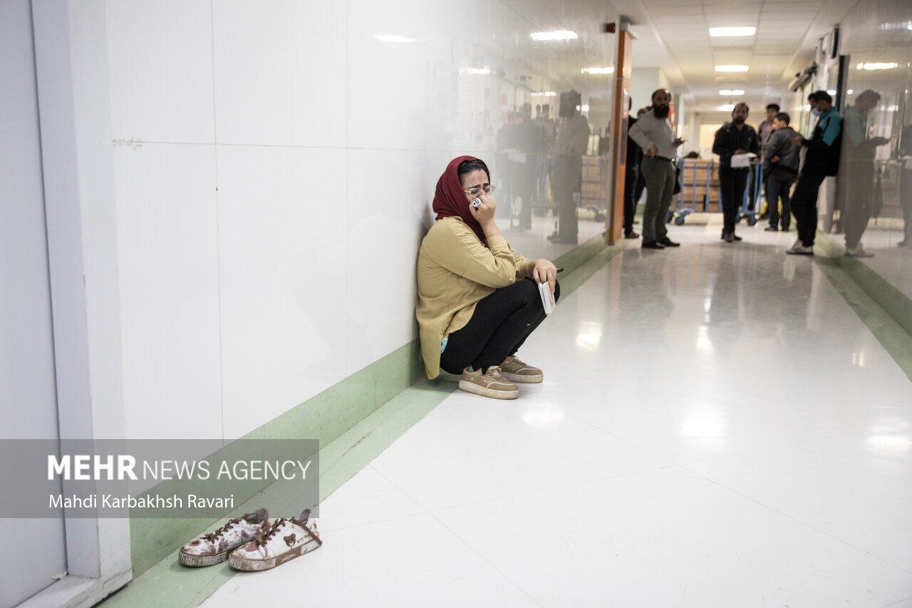 لحظات دلهره‌آور انتظار برای همراهان مجروح حادثه تروریستی کرمان+عکس
