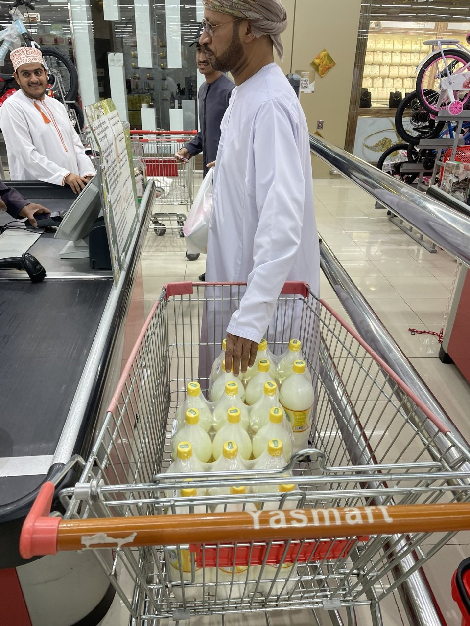 سبد خرید مرد عمانی سوژه ایرانی‌ها شد+عکس
