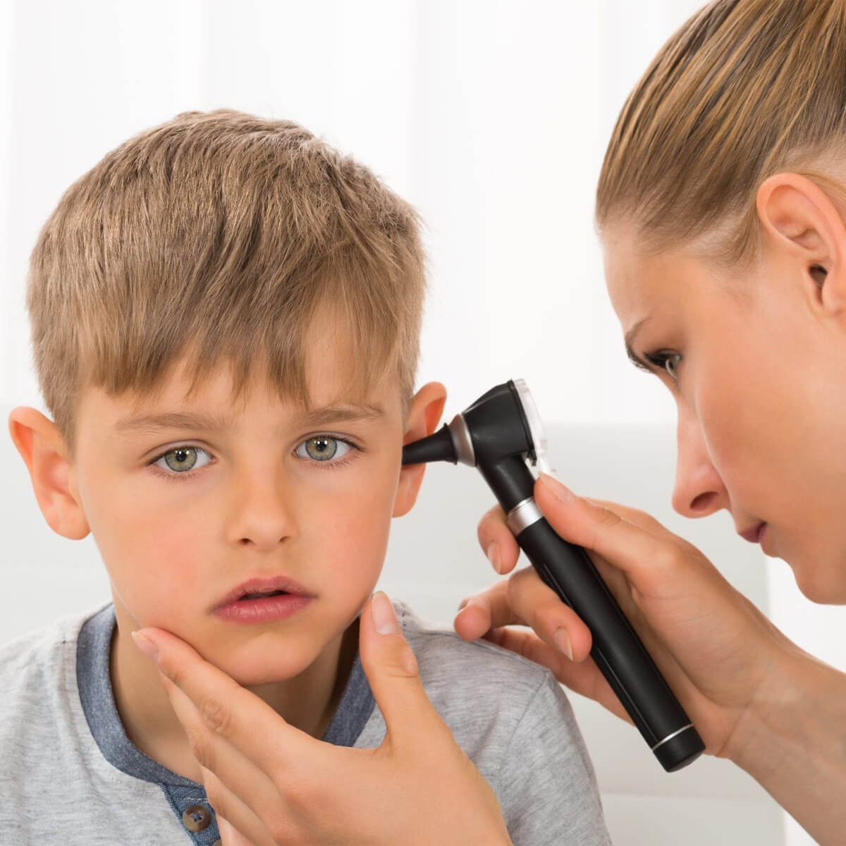 علائم اصلی عفونت های حاد گوش میانی در کودکان