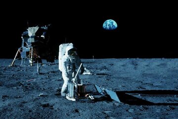 تصویری از تنها انسانی که در ماه دفن شده