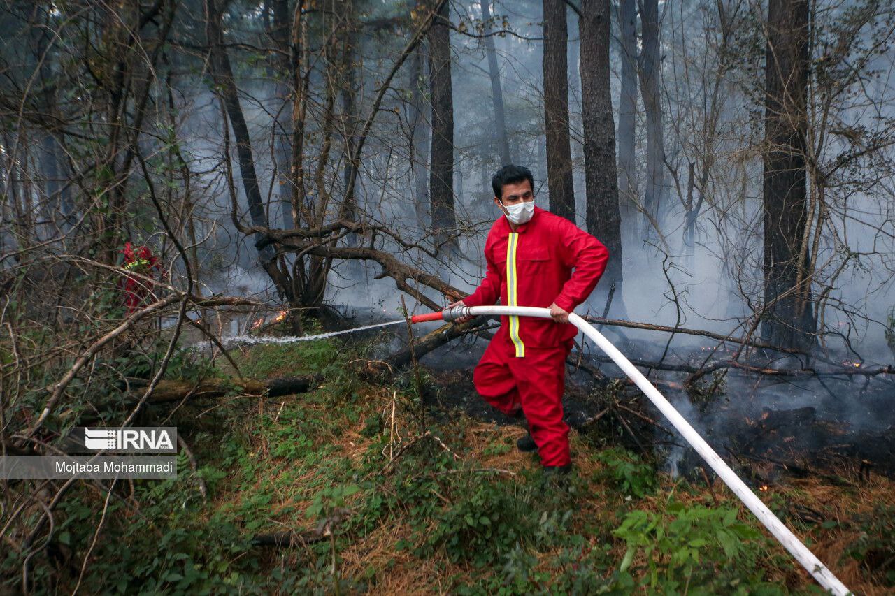 تلاش برای مهار آتش سوزی در جنگل های سراوان + عکس
