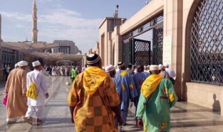 عربستان حجاب را در مدینه آزاد کرد! + تصویر