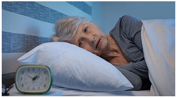  سالمندان بی خوابی را با این ترفندها درمان کنند