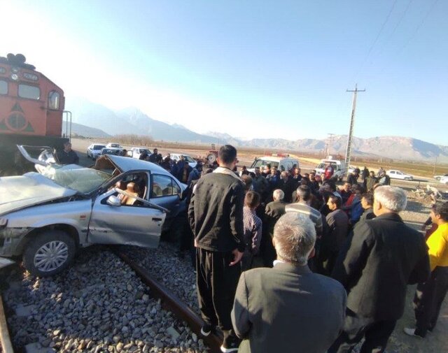  تصادف قطار با خودرو در بیستون+عکس