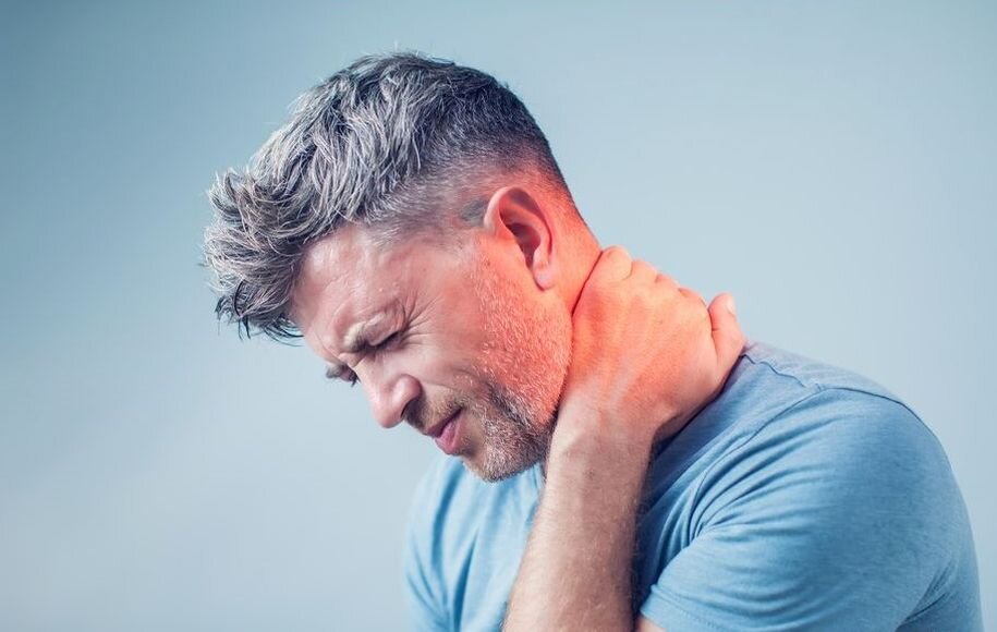 تمرین‌های موثر برای درمان گردن درد در خانه