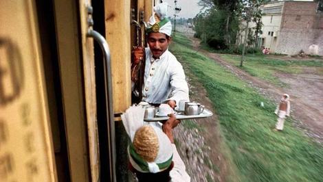 روش متفاوت مهمانداران قطار در پاکستان برای انتقال چای صبحانه از یک واگن به واگن دیگر+ تصویر