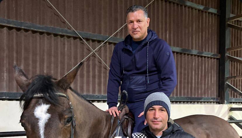 تصویر جالبی از علی دایی در یک باشگاه سوارکاری + عکس