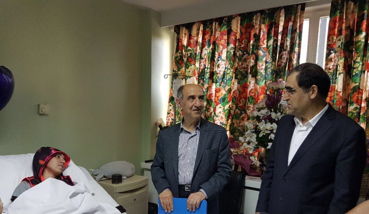 عکس/ عیادت وزیر بهداشت از کیمیا علیزاده