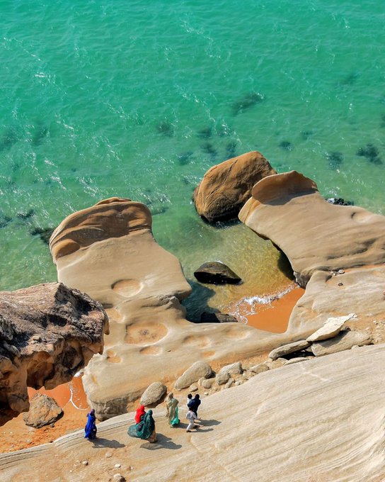 ساحل صخره‌ای و سبز رنگ پارسیان +عکس