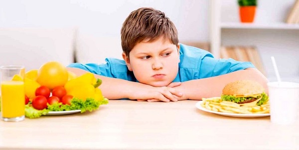 عوارض اضافه وزن و چاقی در کودکی خطرناک‌تر از سنین بزرگسالی است