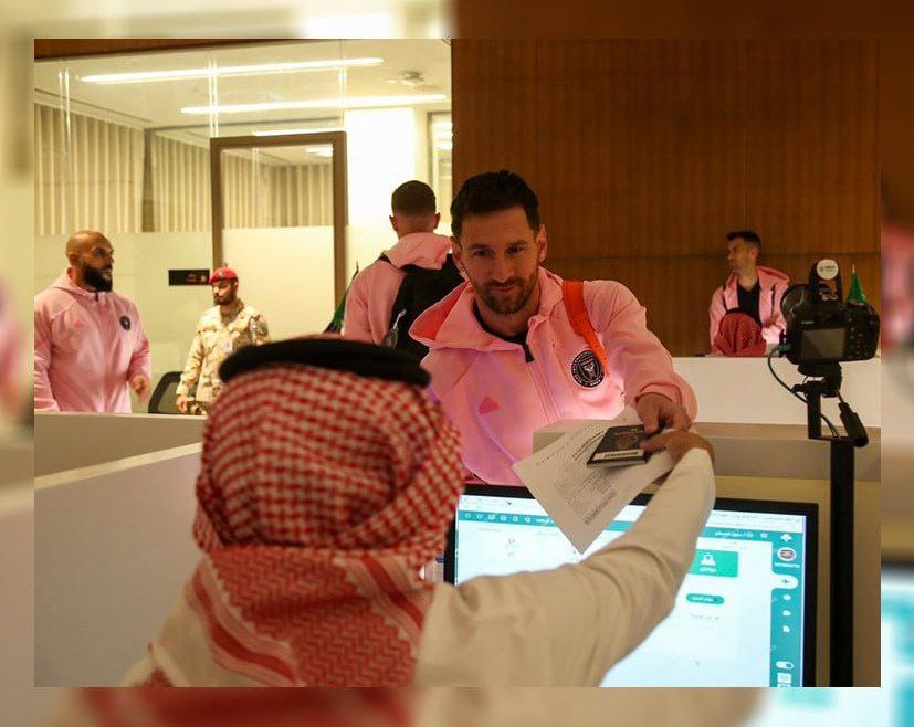 تصویری جالب از «مسی» در فرودگاه ریاض هنگام تحویل دادن پاسپورت + عکس