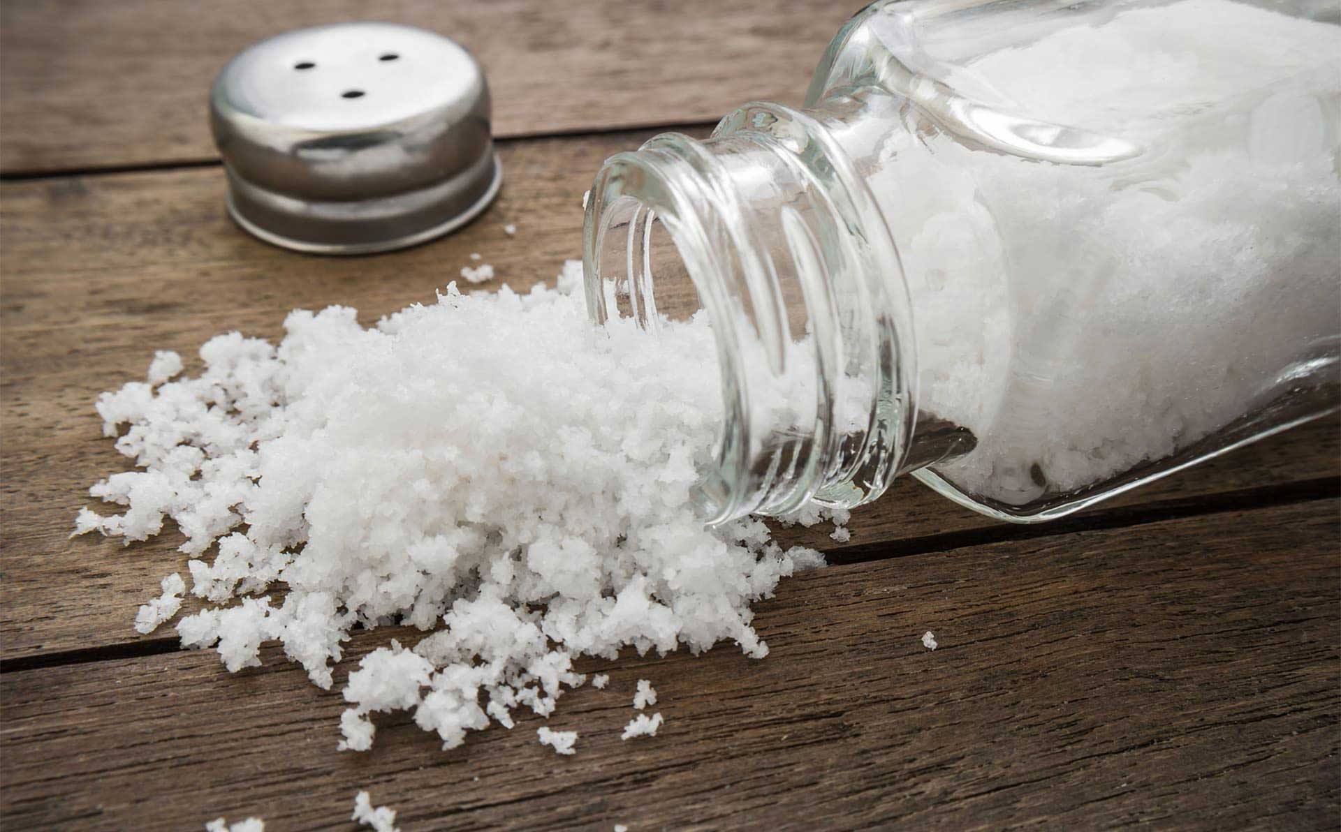 مبتلایان به فشار خون چقدر در روز نمک بخورند؟