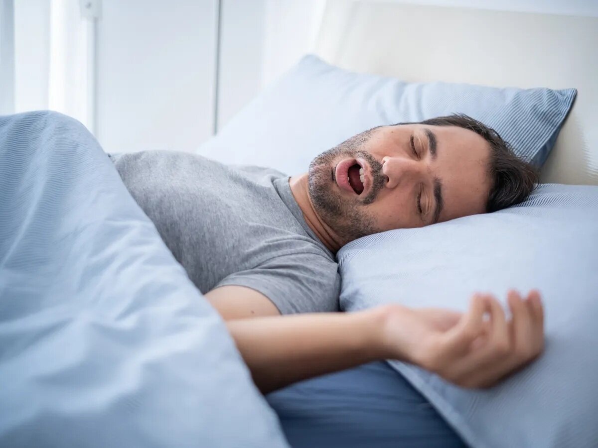 چرا خواب سقوط می‌بینیم یا دچار تکان‌های ناگهانی می‌شویم؟