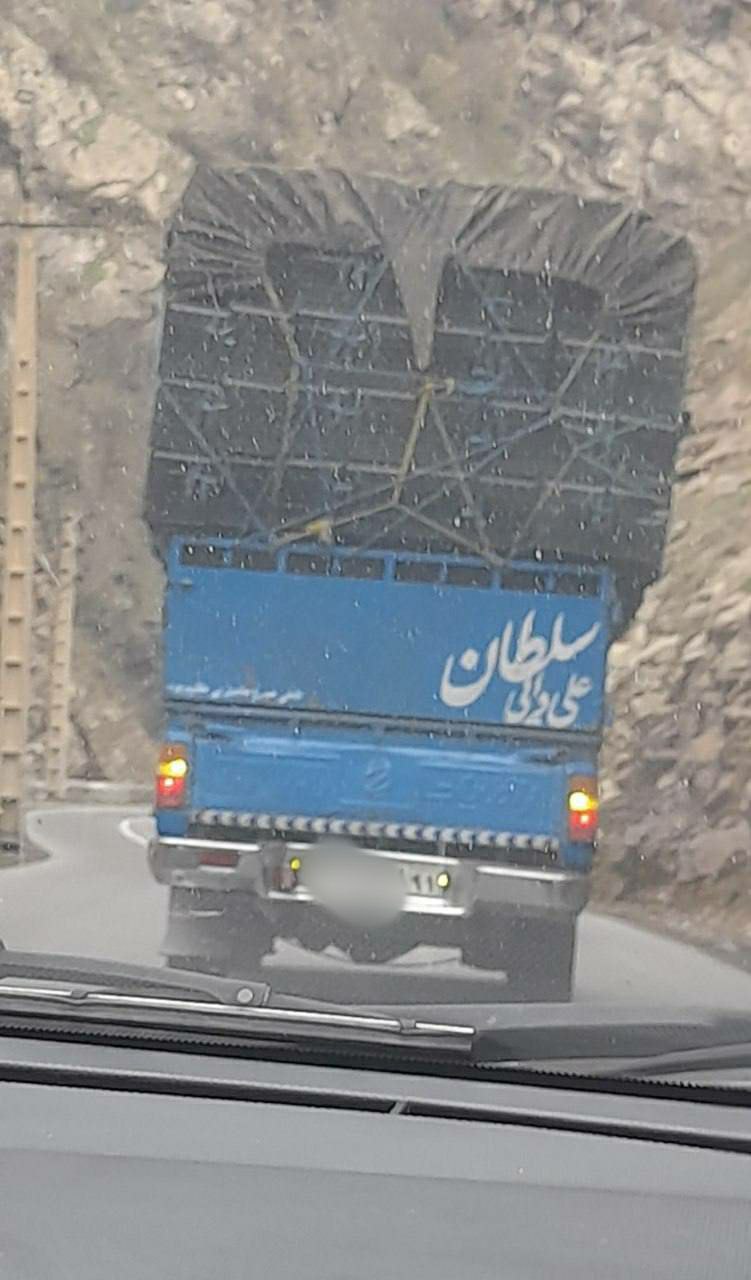 نوشته جالب پشت یک نیسان در جاده‌های کشور+عکس