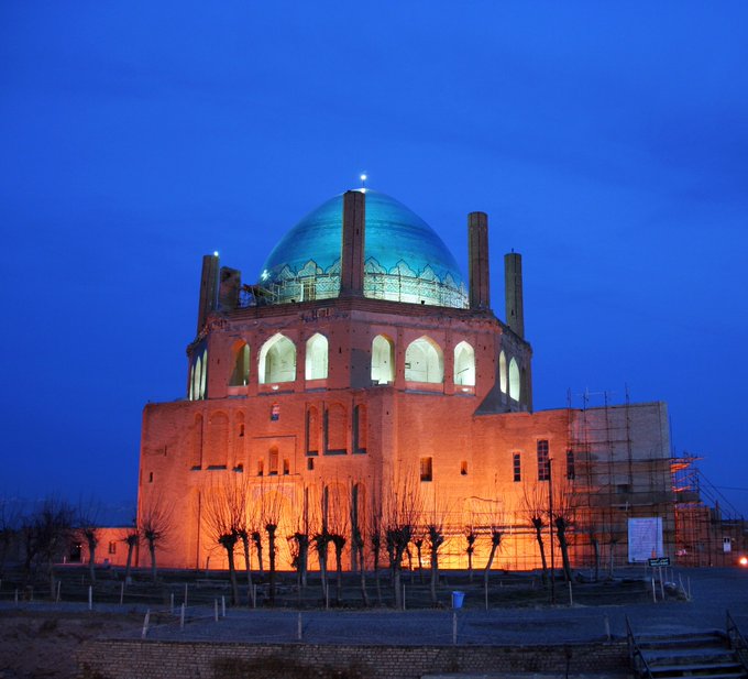 تصویری از گنبد سلطانیه زنجان در شب+عکس