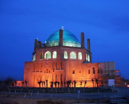 تصویری از گنبد سلطانیه زنجان در شب+عکس