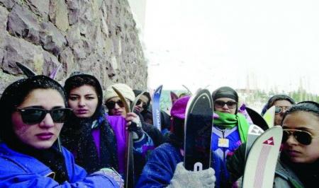 تفریحات زمستانی جوانان در پیست اسکی دیزین در اوایل دهه هفتاد + عکس