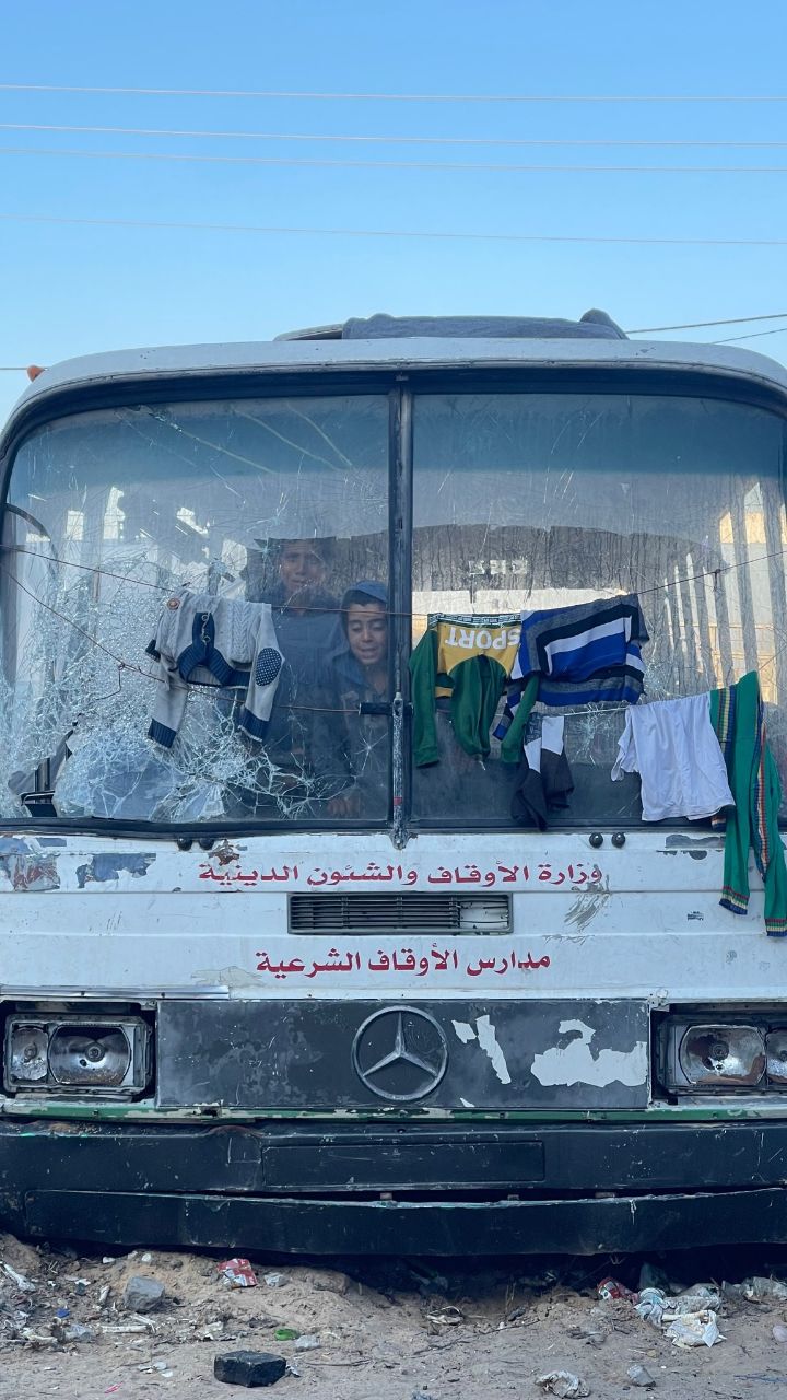 در غزه زندگی جاری است، حتی در داخل اتوبوس‌های اسقاطی + عکس
