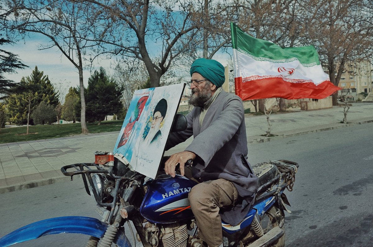 تصویر متفاوت از مرد موتور سوار گرگانی به مناسبت ۲۲ بهمن+عکس