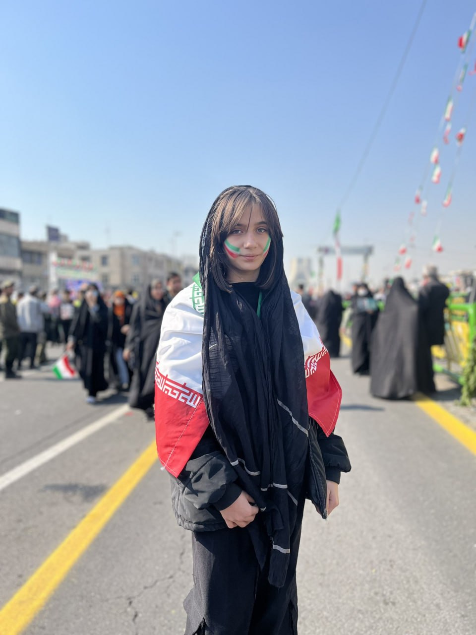 ظاهر متفاوت یک دختر جوان در راهپیمایی ۲۲ بهمن+عکس