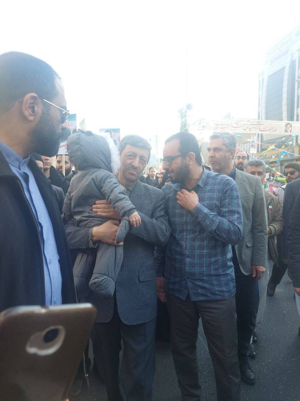  پرویز فتاح بچه به بغل در راهپیمایی ۲۲ بهمن شرکت کرد+عکس
