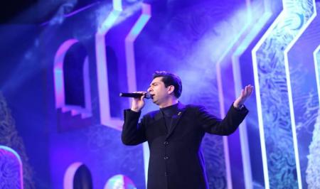  اجرای محمد معتمدی در اختتامیه جشنواره فجر + عکس
