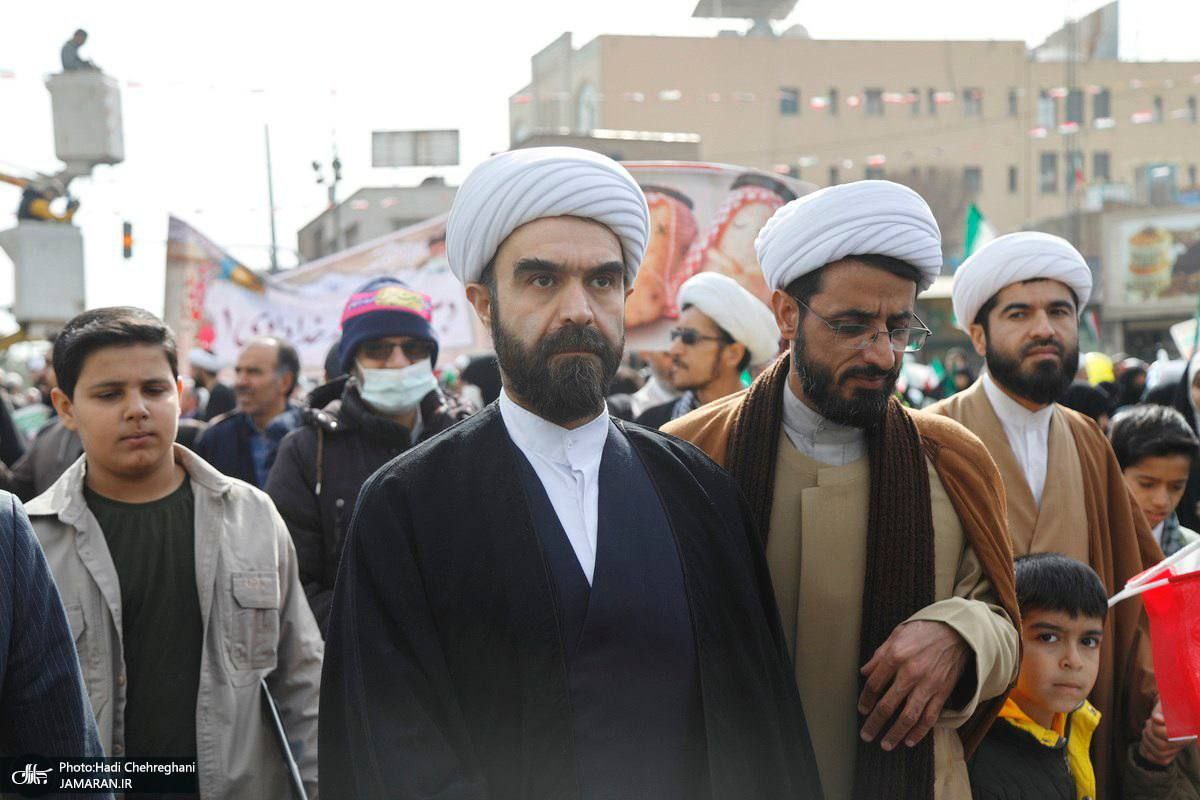 نوه امام خمینی (ره) در راهپیمایی ۲۲ بهمن قم+عکس