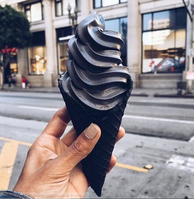 بستنی سیاه رنگ با طعم زغال در ژاپن که بسیار مقوی است+عکس