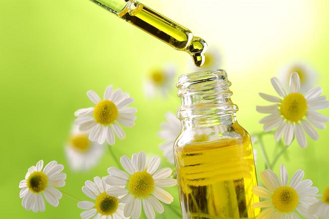 ۷ ترفند شگفت‌انگیز برای استفاده از روغن‌های زیبایی برای داشتن پوستی شاداب و شفاف 