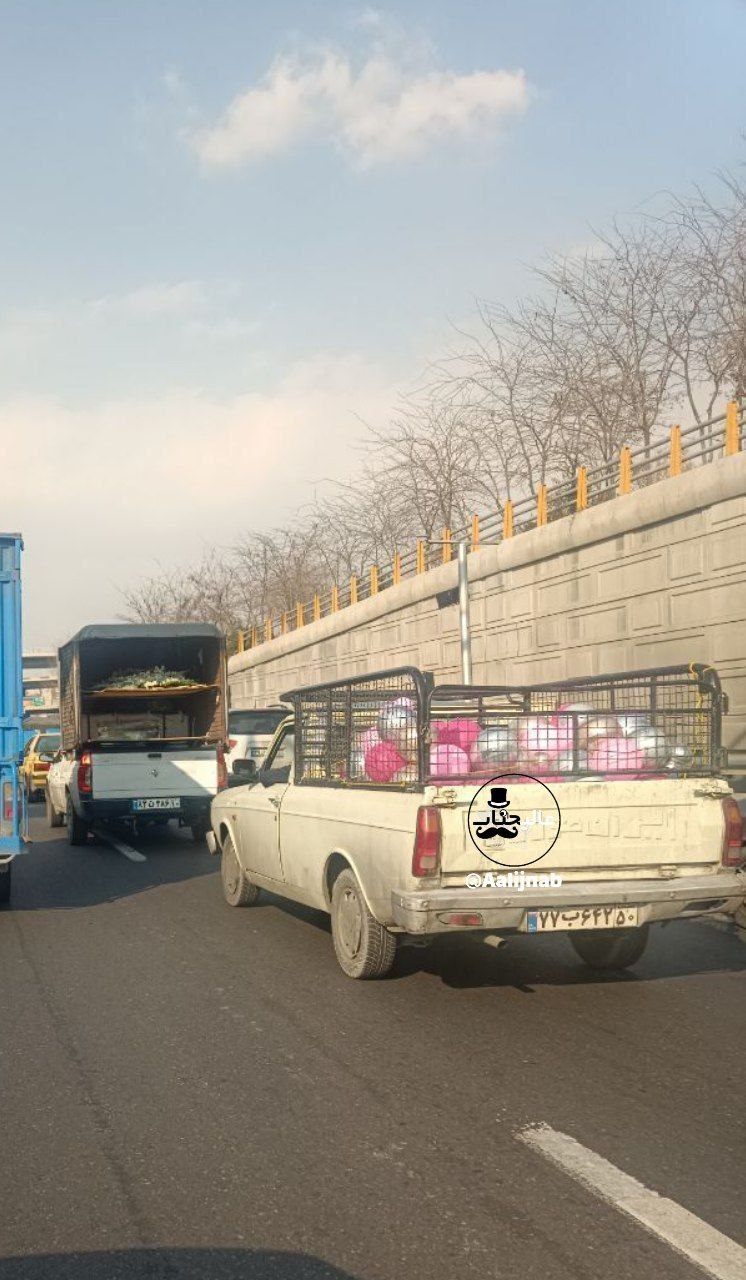 صحنه تامل برانگیز از دو ماشین در خیابان‌های تهران+عکس
