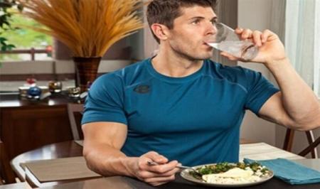 بهترین زمان برای نوشیدن آب قبل از غذاست یا بعد از آن؟