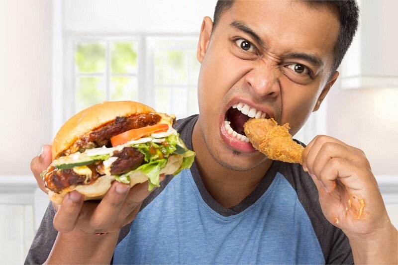 چرا با عجله غذا خوردن به بدن آسیب می‌رساند؟