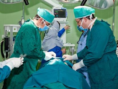 خستگی جراحان پس از عمل جراحی 32 ساعته! + عکس