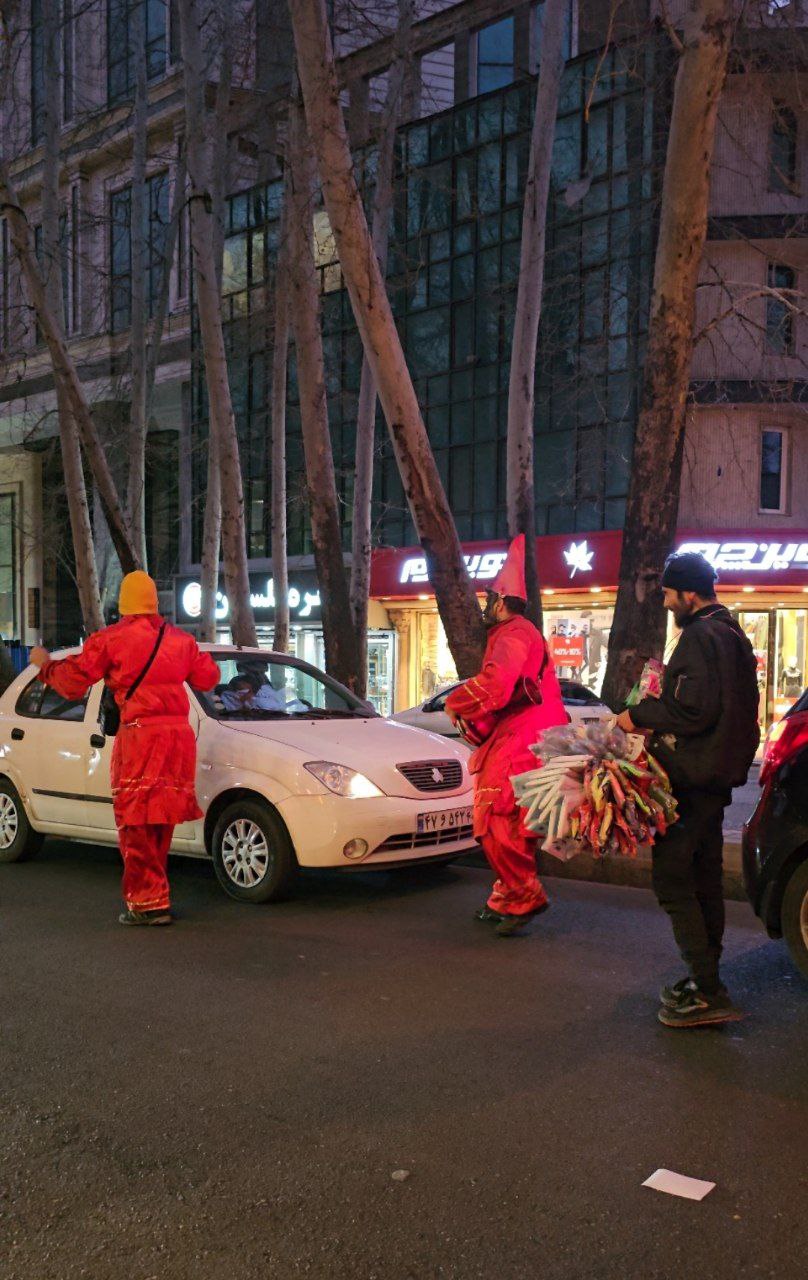 تصویری غیرمنتظره از چند حاجی فیروز در خیابان + عکس