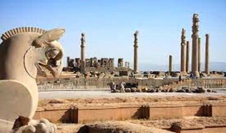 لحظه تاریخی کشف تندیس هما از دل تخت جمشید در ۹۲ سال قبل+ تصویر