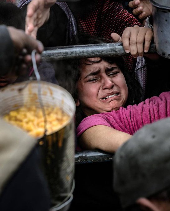 اشک‌های دختربچه فلسطینی برای یک لقمه غذا+عکس