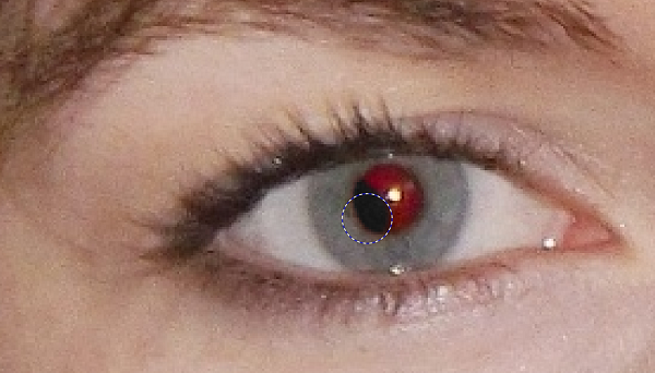 قرمزی مردمک چشم در عکس‌ها علامت بیماری است؟ + تصاویر