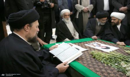  قرآن خواندن سیدحسن خمینی بر مزار پدر همسرش؛ آیت الله موسوی بجنوردی+ تصاویر