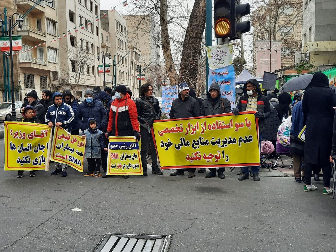 تصویری از تجمع بیماران SMA مقابل ریاست جمهوری؛ آن‌ها فقط مطالبه دارو دارند