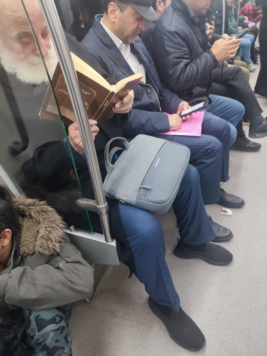 تصویر قشنگ از یک پیرمرد در مترو تهران که پربازدید شد+عکس