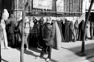 عکس دیده‌نشده از امام خمینی پای صندوق رأی مجلس اول در سال 58