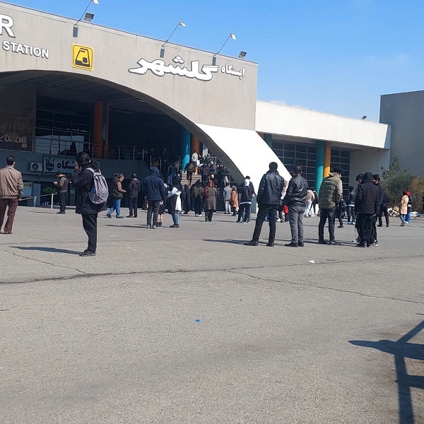 تصاویری از خروج مسافران از ایستگاه گلشهر به علت آتش سوزی در قطار متروی خط 5