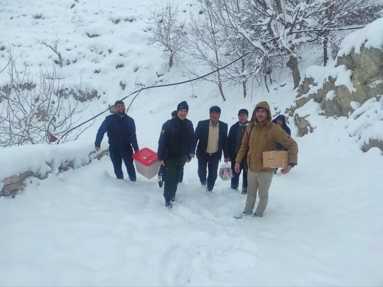 حمل صندوق رای در سرما و یخبندان کوهستان مازندران+عکس