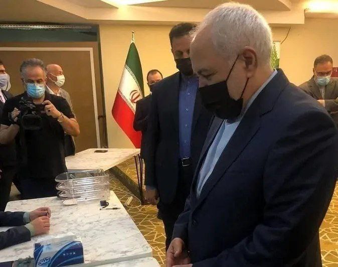 وزیر امور خارجه سابق ایران با ماسک رای داد+عکس