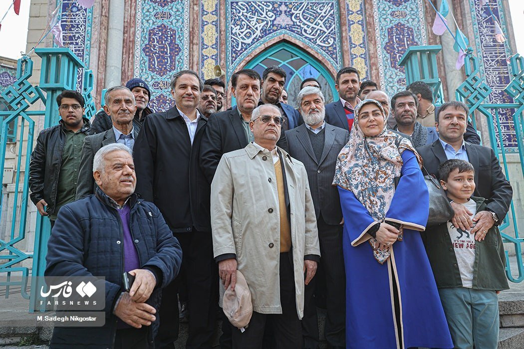  عکس یادگاری با علی مطهری مقابل حسینیه ارشاد 