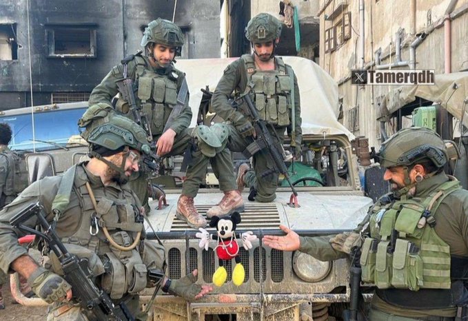 سلفی خجالت آور سربازان اسرائیلی پس از کشتن کودکان فلسطینی+عکس