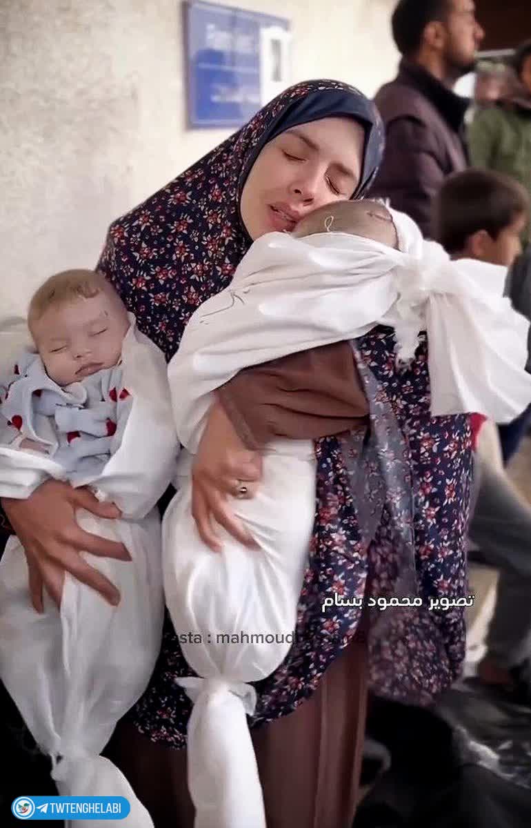 وداع تلخ مادر جوان فلسطینی با دوقلوهایش +‌ عکس