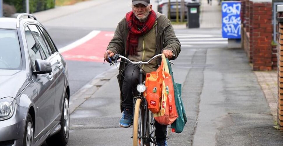 خسیس‌ترین میلیونر دنیا که در زباله‌ها دنبال غذا می‌گردد! + عکس