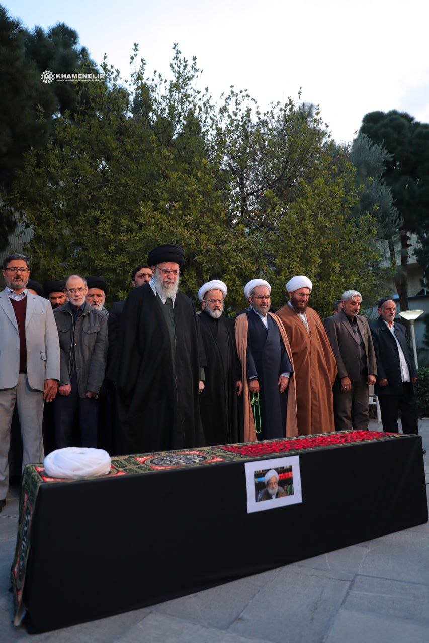 اقامه نماز رهبر انقلاب بر پیکر آیت‌الله امامی کاشانی + عکس