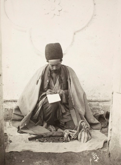 تصویر قدیمی از یک صرافی در تهران ۱۲۰ سال قبل+عکس
